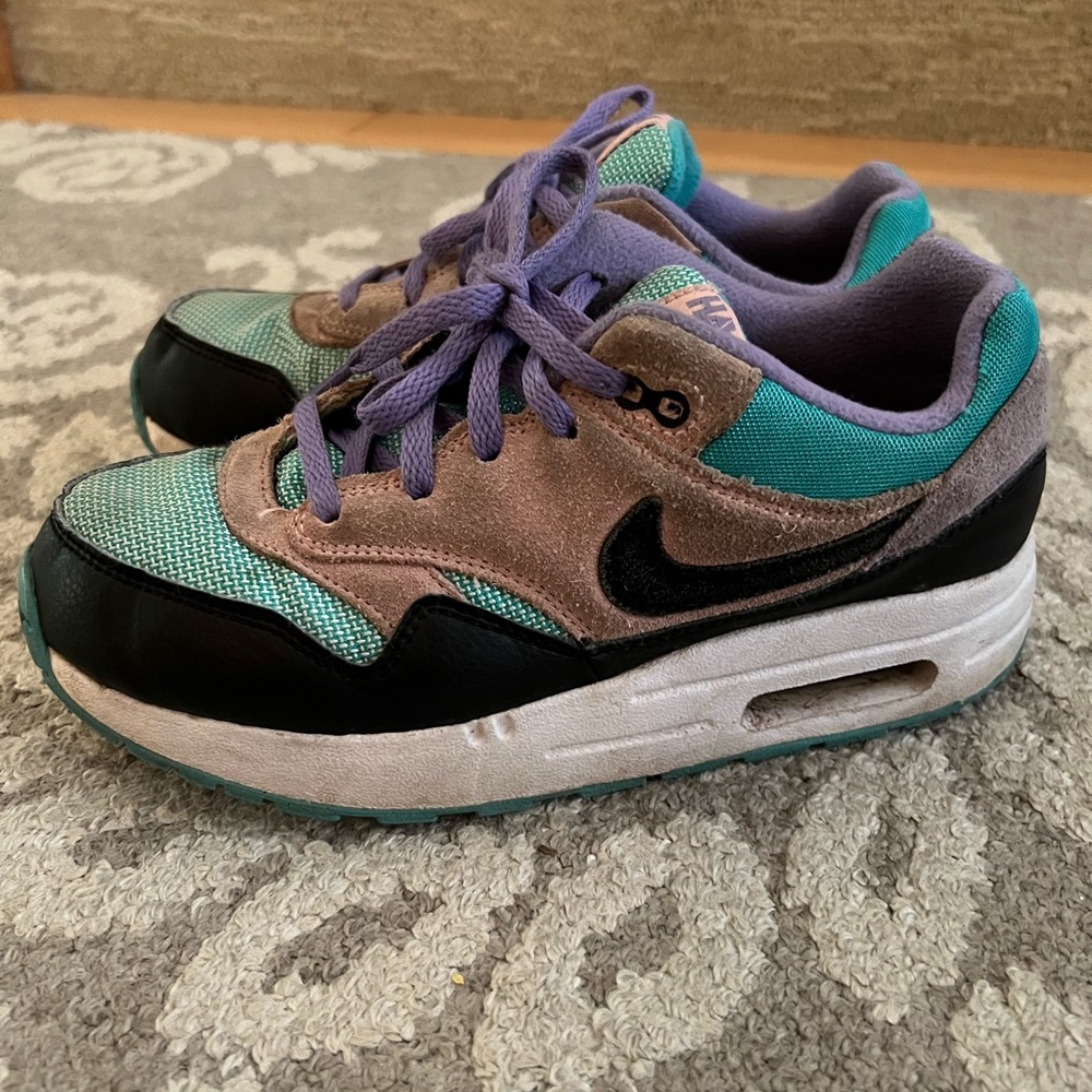 Girls Nike AirMax, Have A Nike Day!